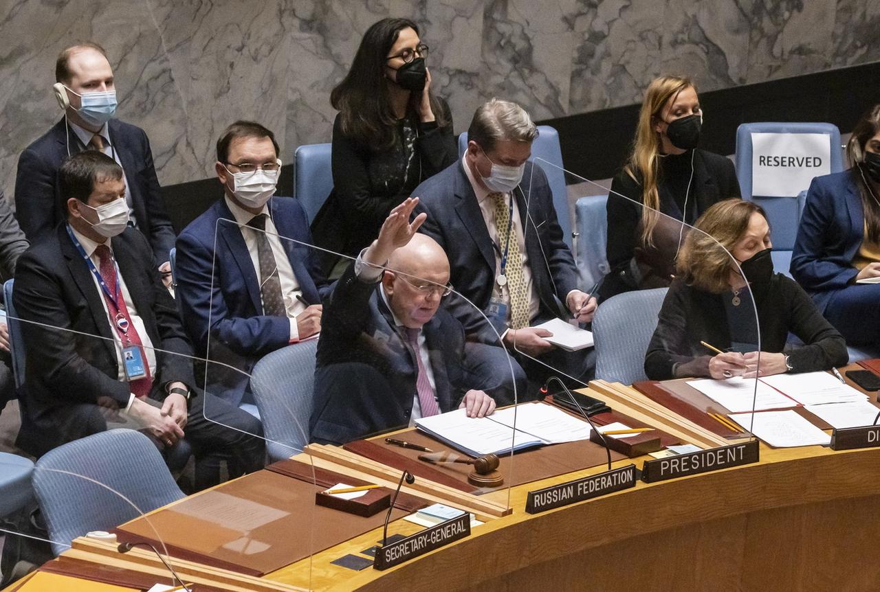 L'ambassadeur russe à l'ONU Vassily Nebenzia exerce son droit de veto [Keystone - EPA/Justin Lane]