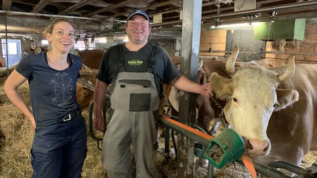 Pascal Perrin, paysan à Val d'Illiez (VS), et Sophie, une bénévole venue aider l'agriculteur. [RTS - Mathieu Henderson]