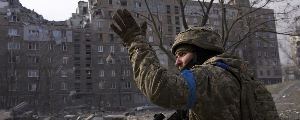 Un soldat ukrainien à Marioupol. [Keystone - AP Photo/Mstyslav Chernov]