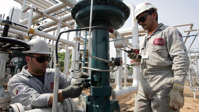 Techniciens sur un champ pétrolifère opéré par PDVSA et Chevron près de Maracaïbo City, au Venezuela. [Reuters - Jorge Silva]