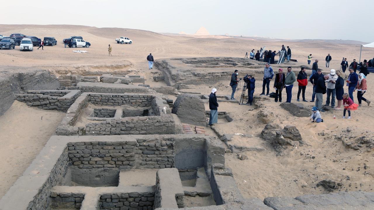 Cinq pierres tombales ont été découvertes par des archéologues égyptiens au nord-est de la pyramide du roi Merenré Ier, à Saqqara en Egypte. [EPA/Keystone - Khaled Elfiqi]