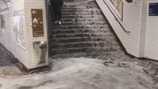 Une station de métro parisienne inondée après de violents orages (capture vidéo). [EVN]