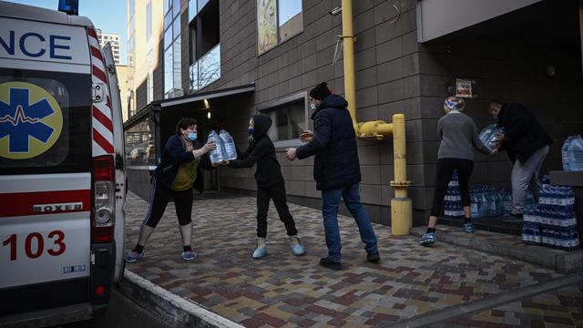 Aide humanitaire apportée à l'hôpital pédiatrique national ukrainien à Kiev. [AFP - Aris Messinis]