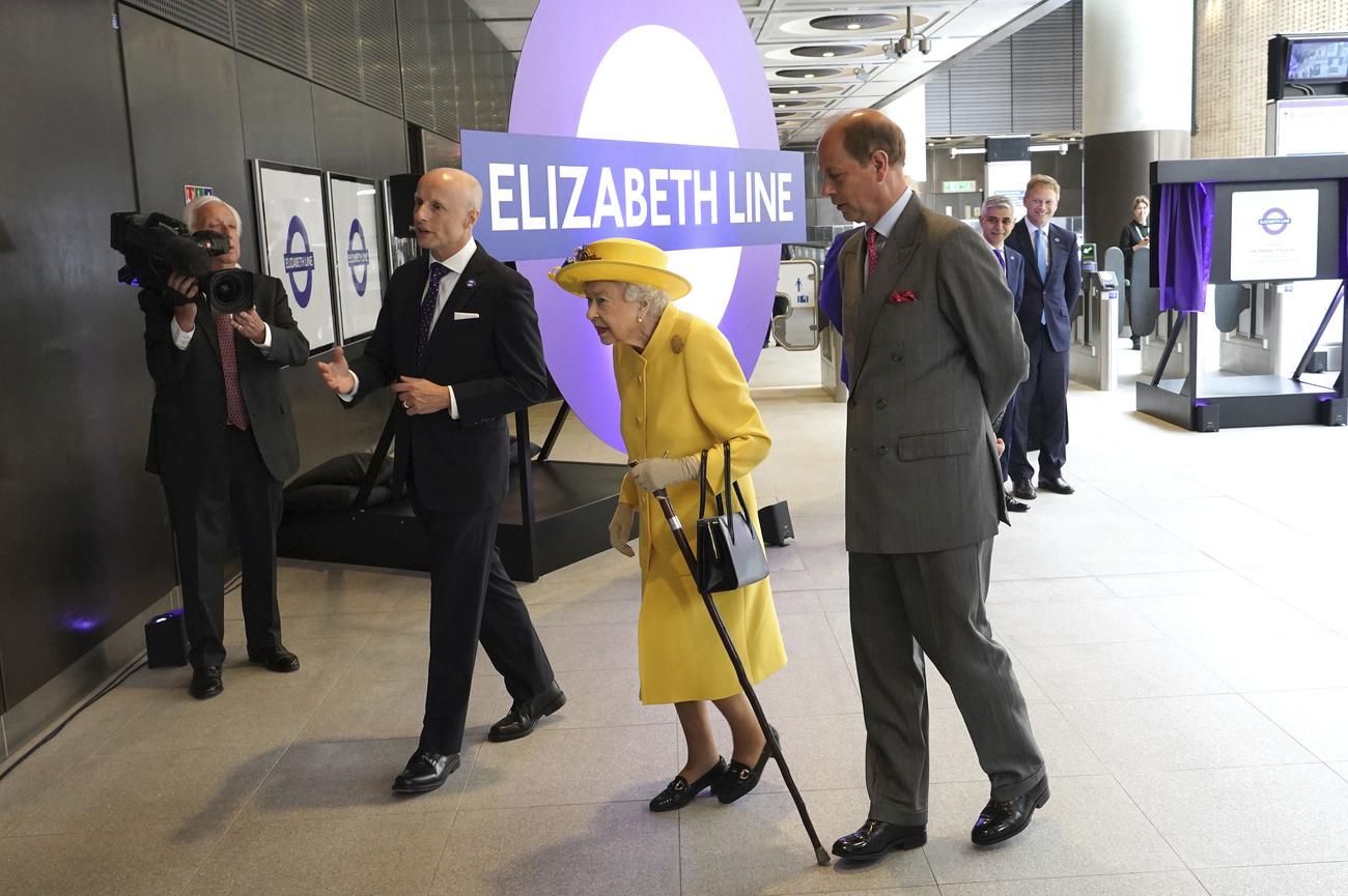 La reine Elizabeth II et le prince Edward à la station Paddington de Londres le 17 mai 2022 pour la fin des travaux du projet Crossrail, renommé Ligne Elizabeth. [Keystone - Andrew Matthews]