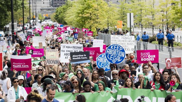 A New York, le cortège en faveur du droit à l'avortement a rassemblé quelque 3000 personnes le 14 mai 2022. [Keystone - EPA/JUSTIN LANE]