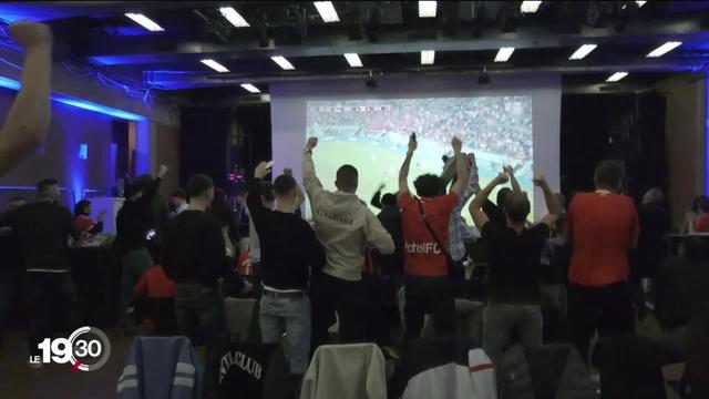 Les supporters suisses se sont enthousiasmés pour la Nati face à la Serbie. Reportage à la fan zone de Neuchâtel