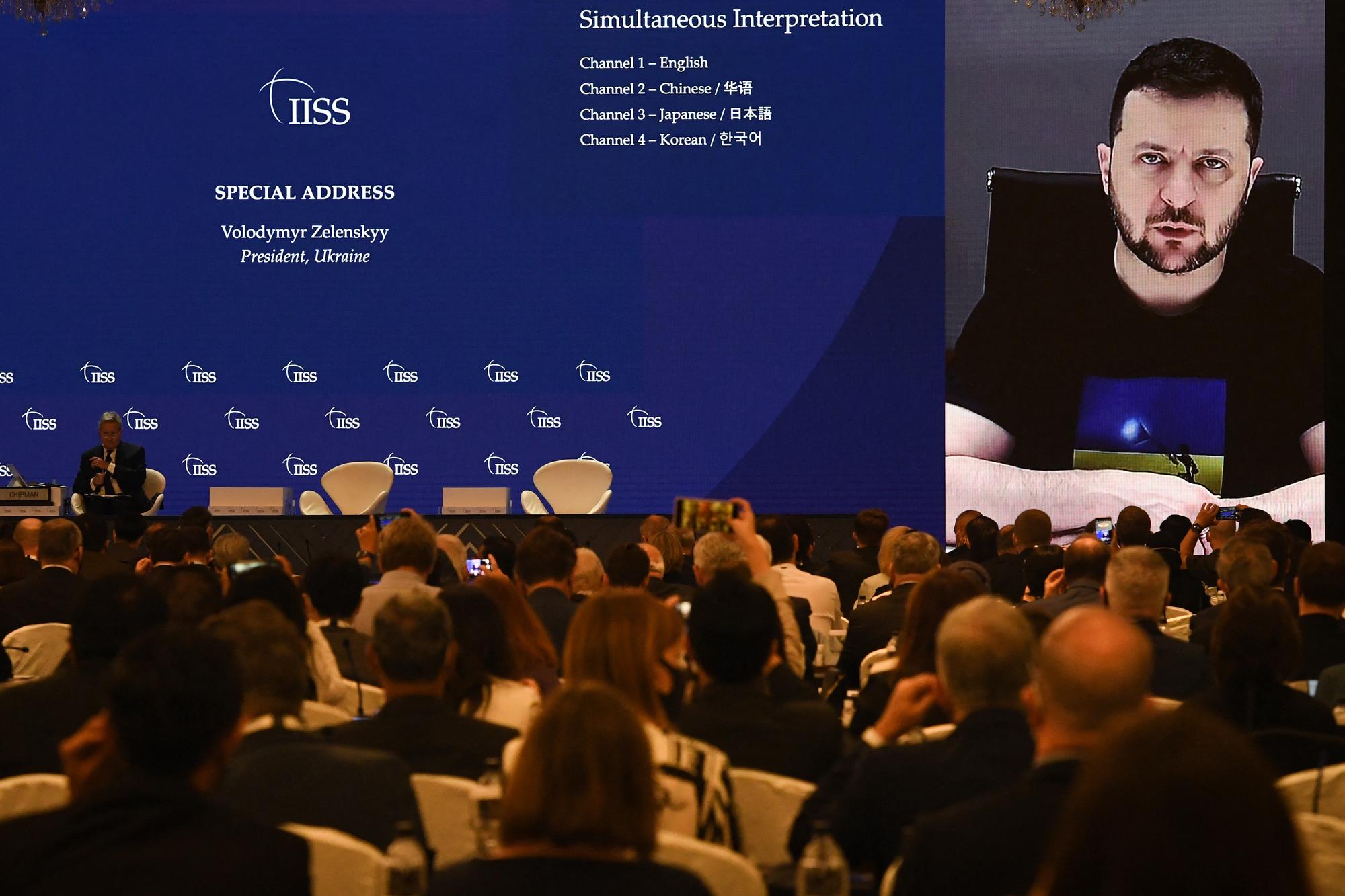 Le président ukrainien Volodymyr Zelensky s'adressant au forum sur la sécurité en Asie-Pacifique, le Shangri-La Dialogue, à Singapour, le 11 juin 2022. [AFP - ROSLAN RAHMAN]