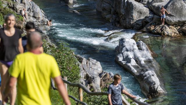 Afflux de touristes au Val Verzasca pendant l'été 2021 [KEYSTONE - Francesca Agosta]