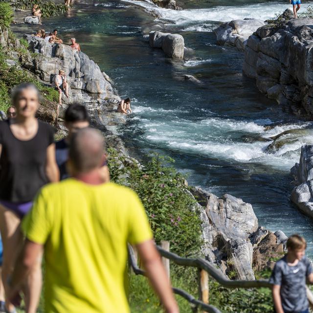 Afflux de touristes au Val Verzasca pendant l'été 2021 [KEYSTONE - Francesca Agosta]