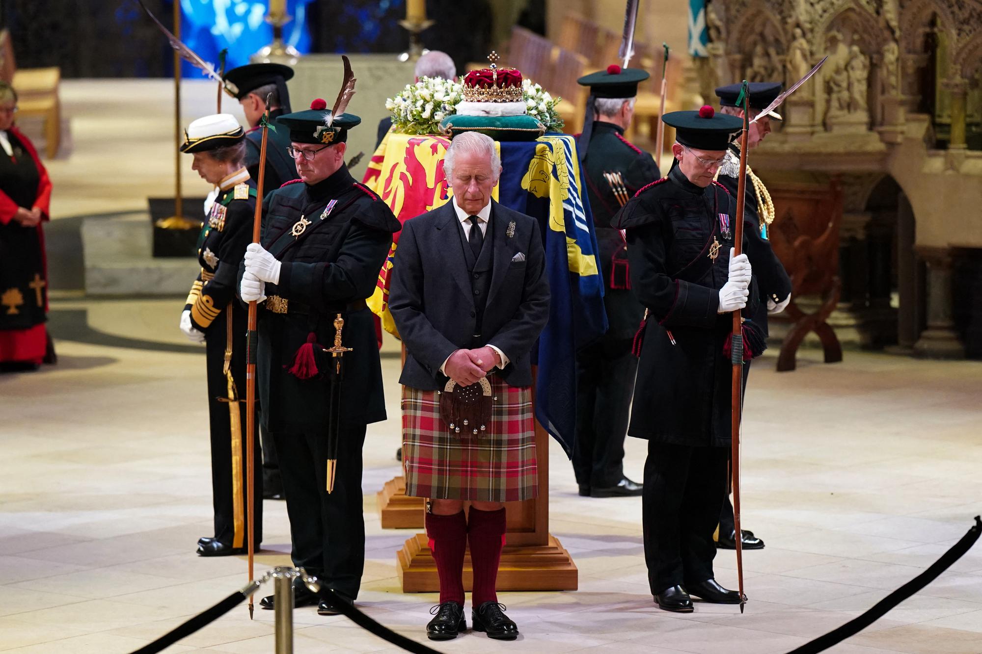 Le roi Charles III et ses frères et soeur, ont observé une veillée funèbre à Edimbourg, en Ecosse, le 12 septembre 2022. [AFP - Jane Barlow]