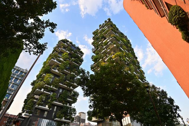 Les tours du Bosco Verticale à Milan [MIGUEL MEDINA / AFP - MIGUEL MEDINA]