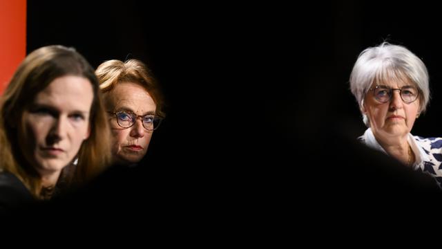 Les trois candidates Evi Allemann, Eva Herzog et Elisabeth Baume-Schneider (de gauche à droite) lors de leur audition à Lausanne. [Keystone - Jean-Christophe Bott]