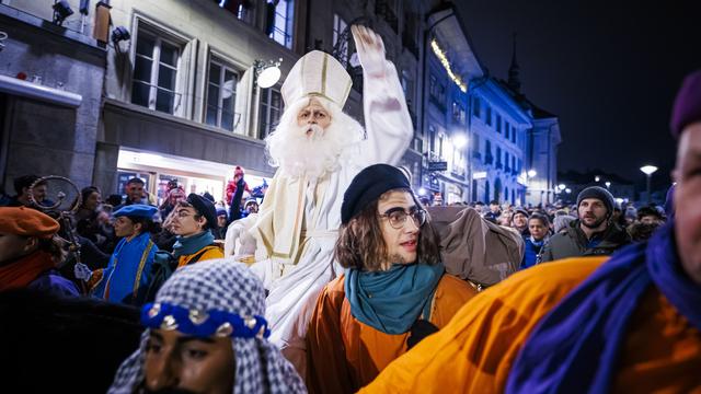 Le retour de la St-Nicolas à Fribourg a été célébrée par près 30'000 personnes. [Keystone - Valentin Flauraud]