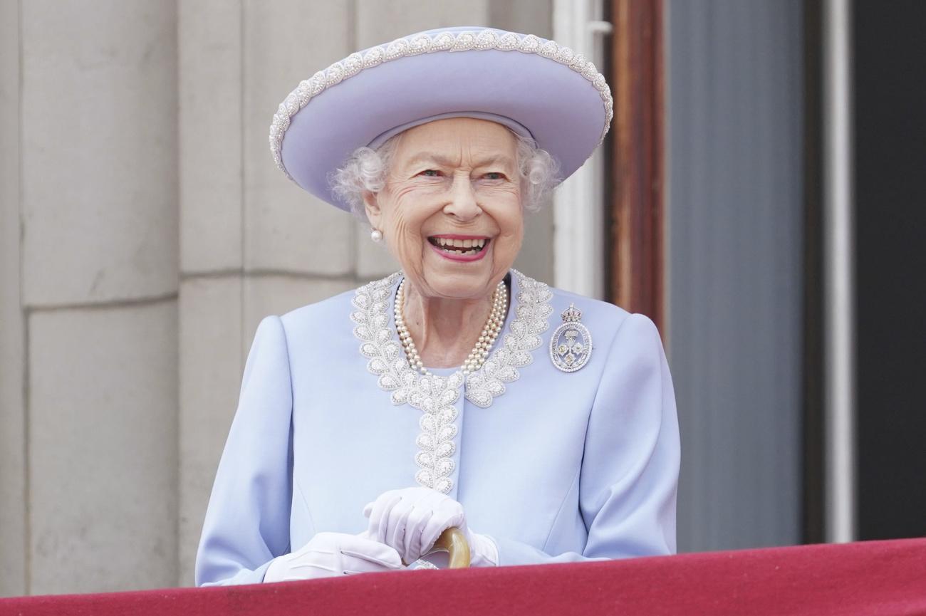 Elizabeth II sur le balcon de Buckingham Palace pour la parade militaire, le 2 juin 2022 à Londres. [KEYSTONE - JONATHAN BRADY]