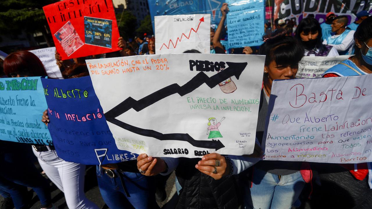 Des manifestants à Buenos Aires demandent davantage de soutien de l'Etat face à la hausse des prix en Argentine le 13 avril 2022. [Reuters - Matias Baglietto]