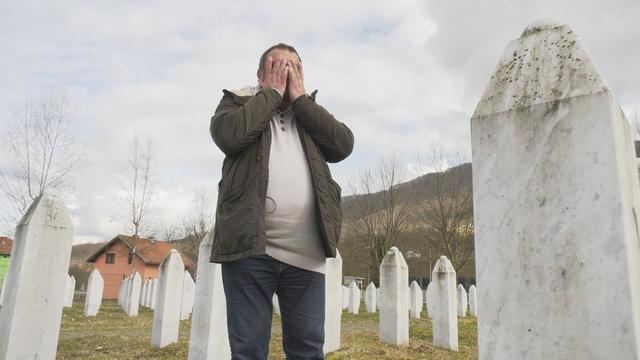 Survivant de Srebrenica, Djilé, un temps réfugié en Suisse, se recueille sur la tombe d'un ami en février 2022. [RTS - Capture d'écran]