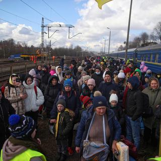 Des personnes débarquant en Pologne d'un train en provenance de Lviv. [Keystone - Lukasz Gagulski]