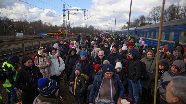 Des personnes débarquant en Pologne d'un train en provenance de Lviv. [Keystone - Lukasz Gagulski]