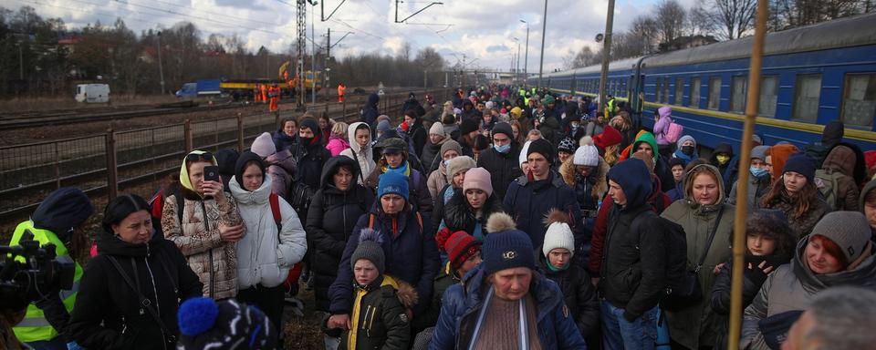 Des personnes débarquant en Pologne d'un train en provenance de Lviv. [Keystone - Lukasz Gagulski]