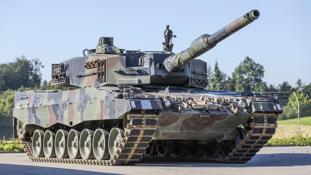 Un tank Leopard 87 de l'armée suisse. [KEYSTONE - GAETAN BALLY]