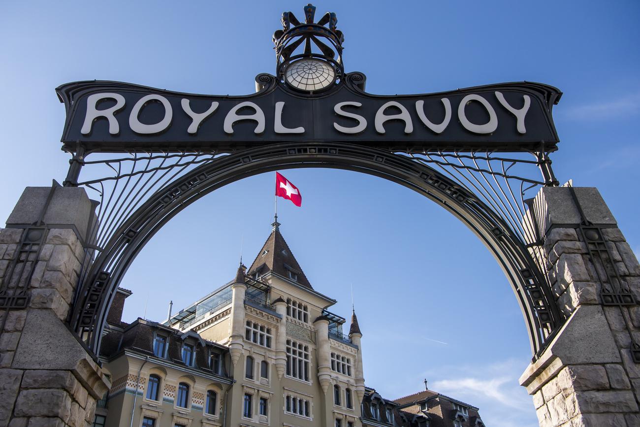 Les hôtels (ici le Royal Savoy à Lausanne) s'inquiètent des conséquences de la guerre en Ukraine. [Keystone - Jean-Christophe Bott]
