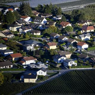 Des villas individuelles à Ardon (VS), dans un quartier d'habitation en limite de zone agricole. [Keystone - Laurent Gillieron]