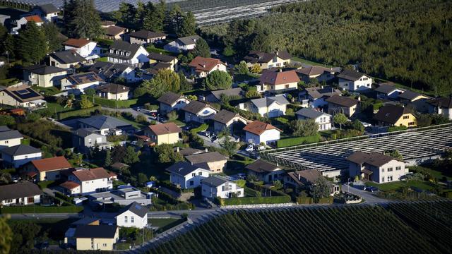 Des villas individuelles à Ardon (VS), dans un quartier d'habitation en limite de zone agricole. [Keystone - Laurent Gillieron]