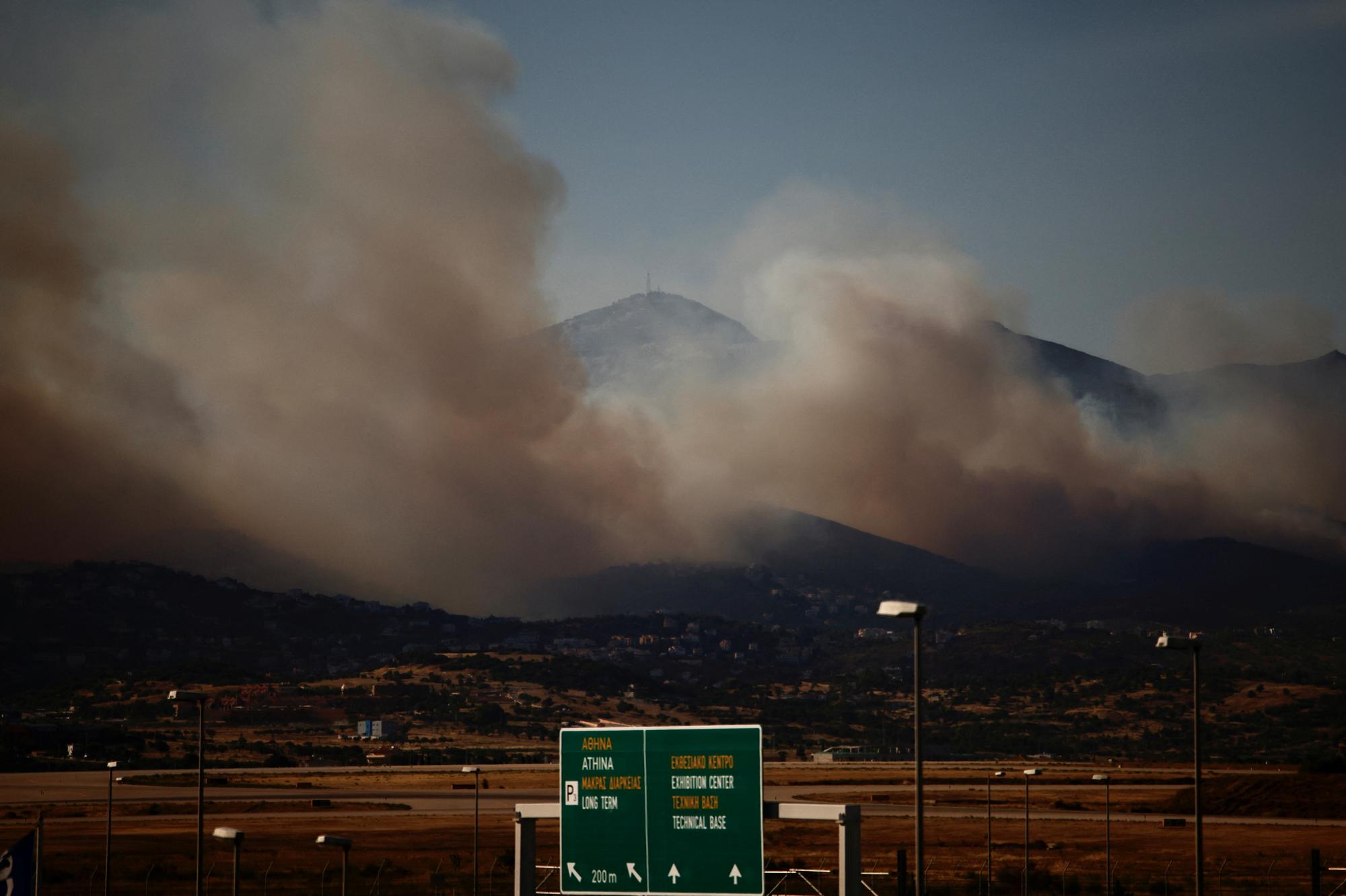 De la fumée s'échappe de l'incendie qui ravage le Mont Penteli, proche d'Athènes [Reuters - Alkis Konstantinidis]