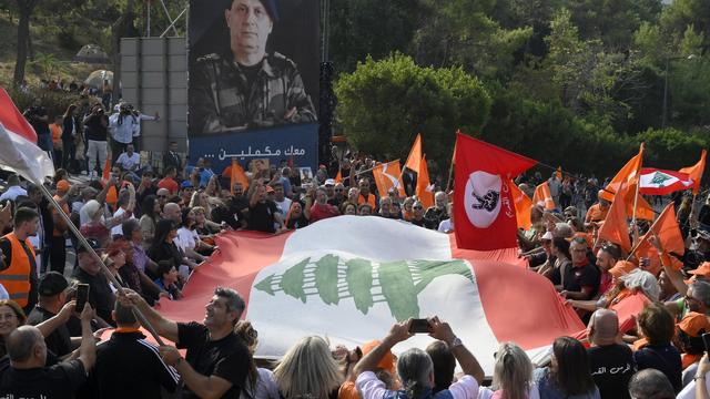 Des partisans de Michel Aoun rassemblés pour la cérémonie de départ du président libanais sortant, le 30 octobre 2022 dans le quartier de Baabda à Beyrouth. [EPA/Keystone - Wael Hamzeh]