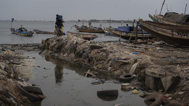 La pollution contamine la plage de Yarakh à Dakar, au Sénégal. [AP Photo - Leo Correa]