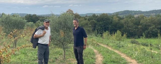 Photo de Murviel-les-Montpellier avec le viticulteur Jean-Claude Maillol et le chercheur de l’Inrae Nassim Aït Mouheb. [France Inter - Mariam El Kurdi et Laurent Macchietti]