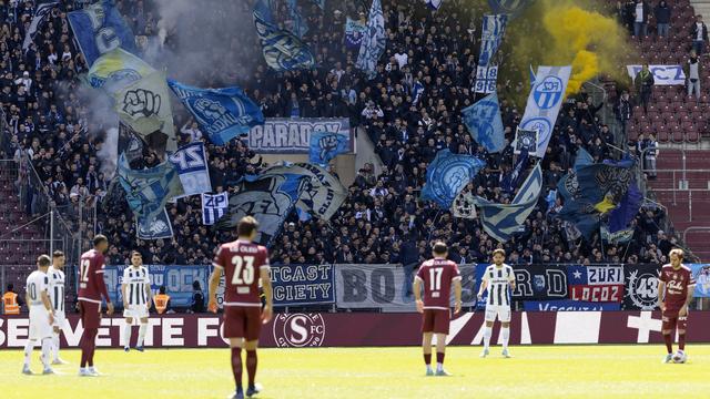 Les supporters zurichois étaient plusieurs milliers au bout du Lac. [Salvatore Di Nolfi]