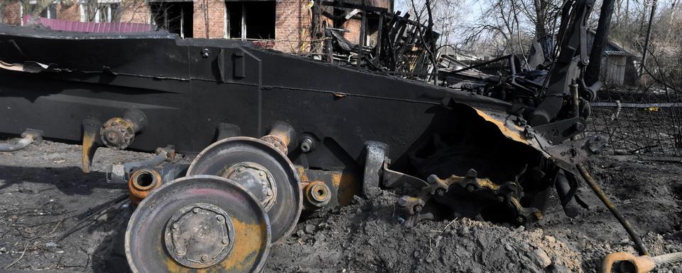 Une vue du matériel militaire russe détruit lors d'une attaque antichar dans l'un des villages près de Tchernihiv, en Ukraine, le 28 mars 2022. [EPA/KEYSTONE - Andrzej Lange]