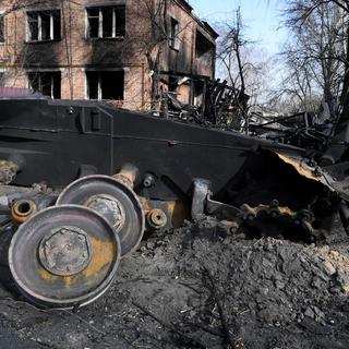 Une vue du matériel militaire russe détruit lors d'une attaque antichar dans l'un des villages près de Tchernihiv, en Ukraine, le 28 mars 2022. [EPA/KEYSTONE - Andrzej Lange]