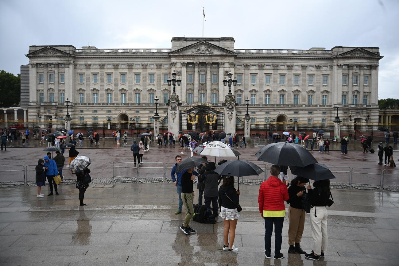 Une foule se forme devant Buckingham Palace à Londres. [Keystone - EPA/Neil Hall]