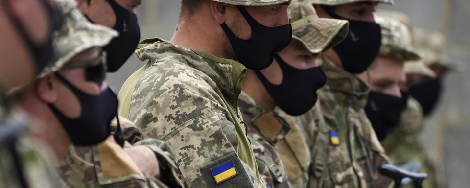 Des recrues ukrainiennes participent à un entraînement en Angleterre le 15 août 2022. [Keystone - AP Photo/Frank Augstein]