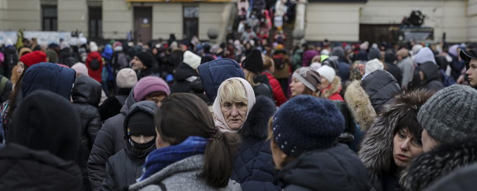 Des Ukrainiens à la gare de Lviv dans l'ouest de l'Ukraine, le 6 mars 2022. [Keystone - Miguel A. Lopes]