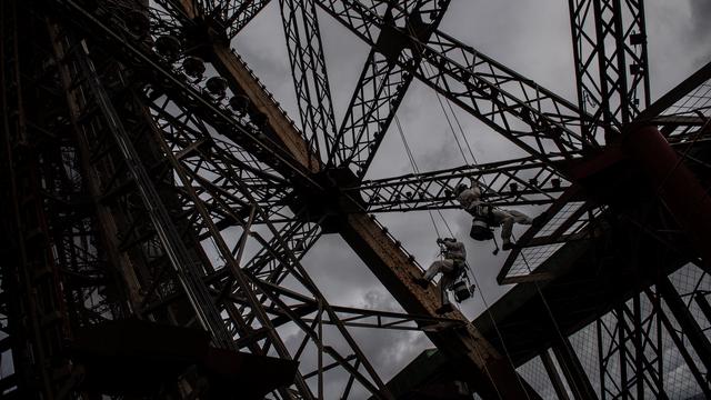 Le journal français "Marianne" alerte sur l'état de la Tour Eiffel. [AFP - MARTIN BUREAU]