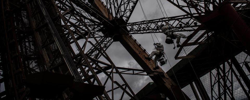 Le journal français "Marianne" alerte sur l'état de la Tour Eiffel. [AFP - MARTIN BUREAU]