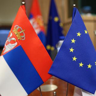 Les drapeaux de la Serbie et de l'Union européenne. [AFP/Anadolu Agency - Dursun Aydemir]