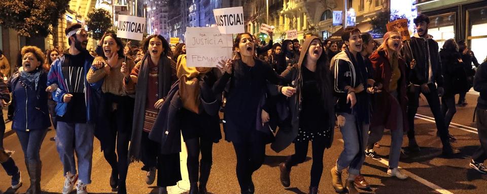 Une manifestation à Madrid le 17 novembre 2017 pour demander justice pour les femmes. [Keystone - EPA/BALLESTEROS]