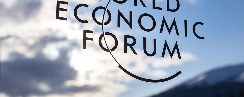 Le logo du World Economic Forum (WEF). [Keystone - Gian Ehrenzeller]