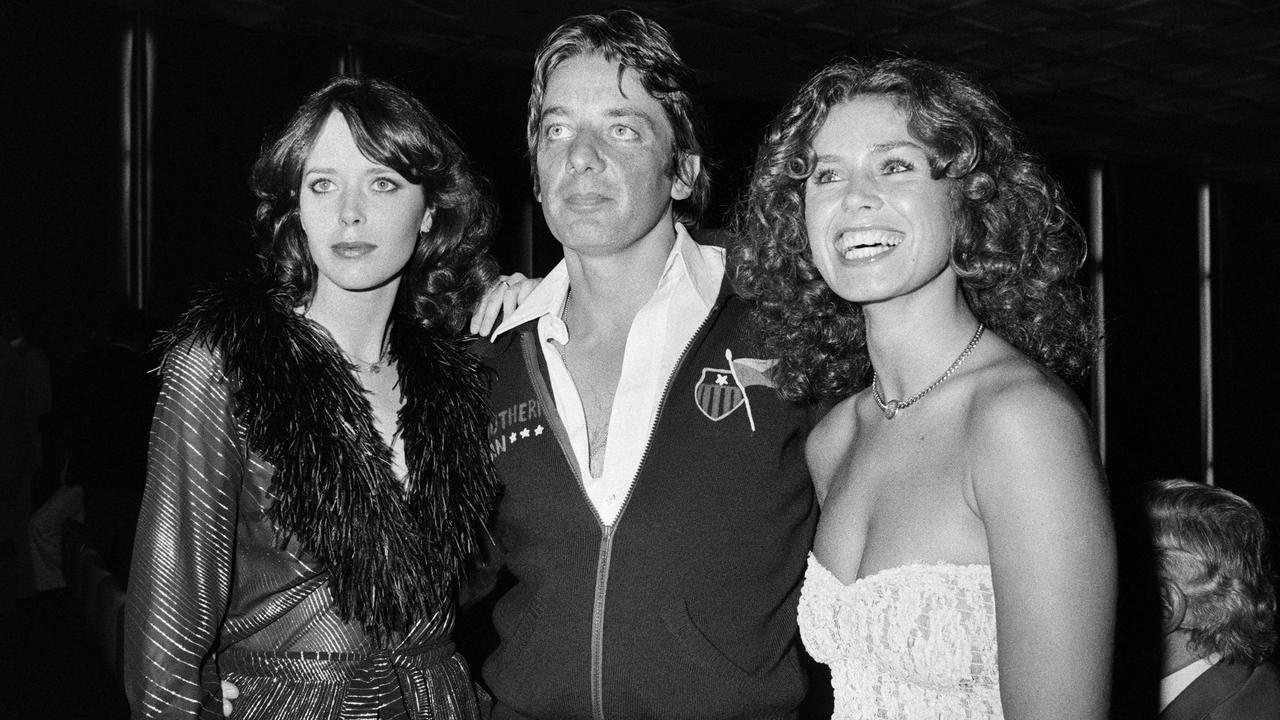 Just Jaeckin en compagnie de Sylvia Kristel, à gauche, et Corinne Cléry, le 29 août 1975 lors de la première du film "Histoire d’O" à Paris. [AFP]