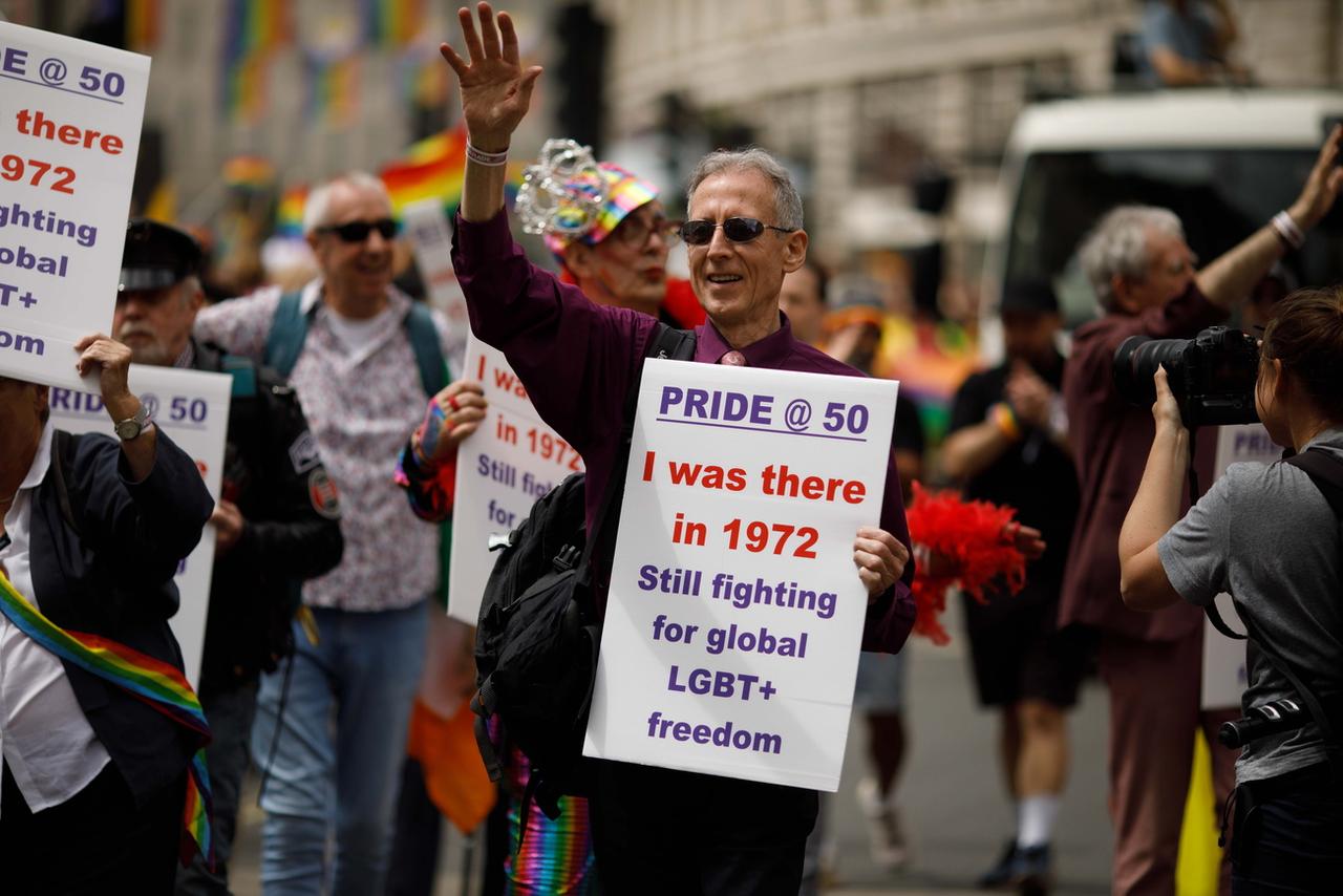 Des militants de la première heure participent à la grande Marche des Fiertés à Londres, le 2 juillet 2022. [EPA/Keystone - Tim Ireland]