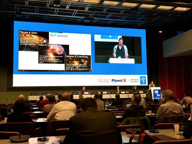 Suzanne Ramsay, cheffe de projet des instruments de l'ELT à l'ESO, présente les expériences scientifiques du futur télescope. Centre International de Conférence de Genève, le 7 avril 2022. [RTS - Stéphanie Jaquet]