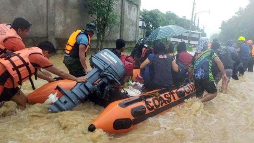 La tempête Megi aforcé des dizaines de milliers de personnes à se réfugier dans des centres d'évacuation. [PCG/EPA]