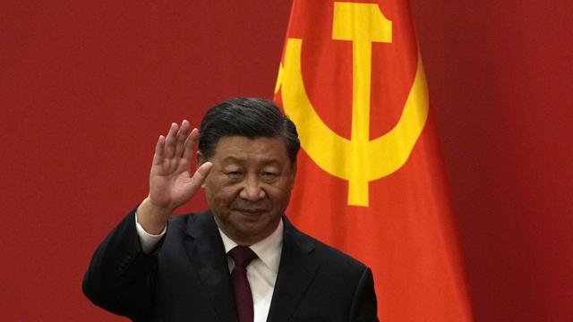 Le président Xi Jinping salue le Congrès du Parti communiste chinois, le 23 octobre 2022. [Keystone - Andy Wong]