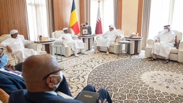 Mahamat Idriss Deby en compagnie des autorités du Qatar, le 06.08.2022 à Doha. [Anadolu Agency/AFP - Amiri Diwan of the State of Qatar]