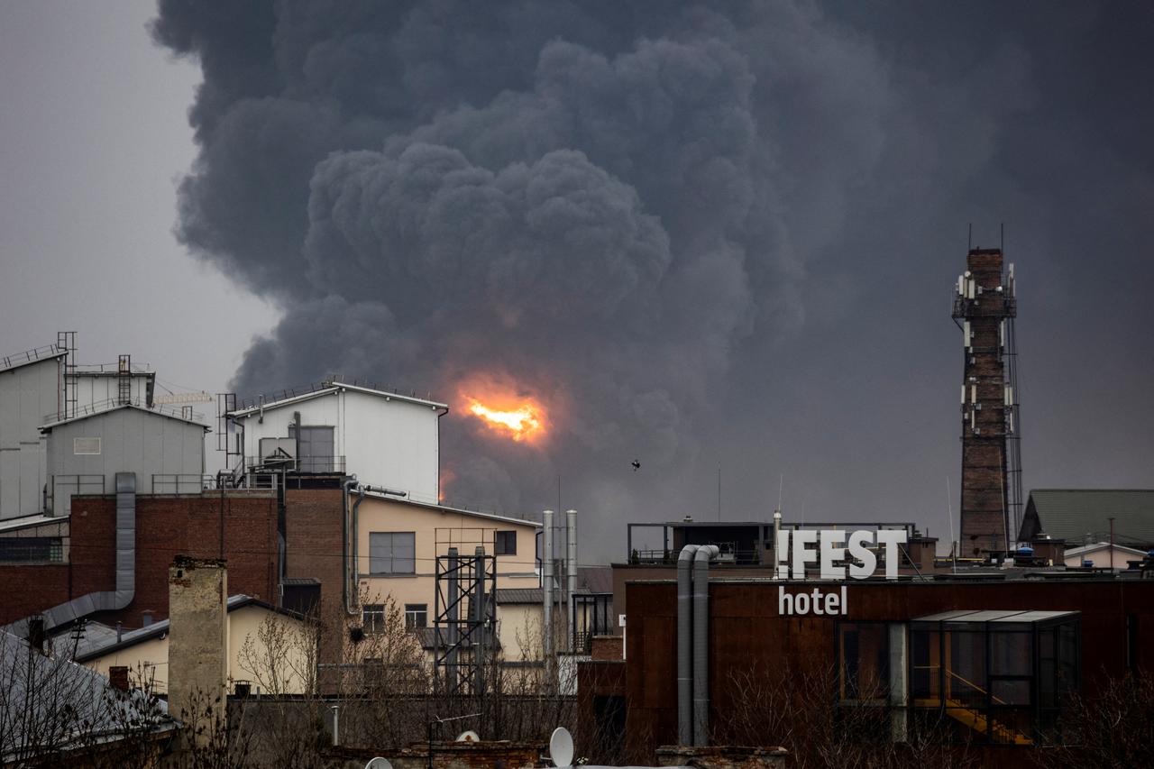 De la fumée s'élève après un bombardement sur Lviv. [Reuters - Sodel Vladyslav]