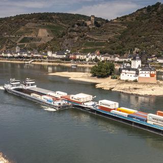 En Allemagne, une péniche en panne bloque la navigation sur le Rhin, déjà difficile. [AFP - TORSTEN SILZ]